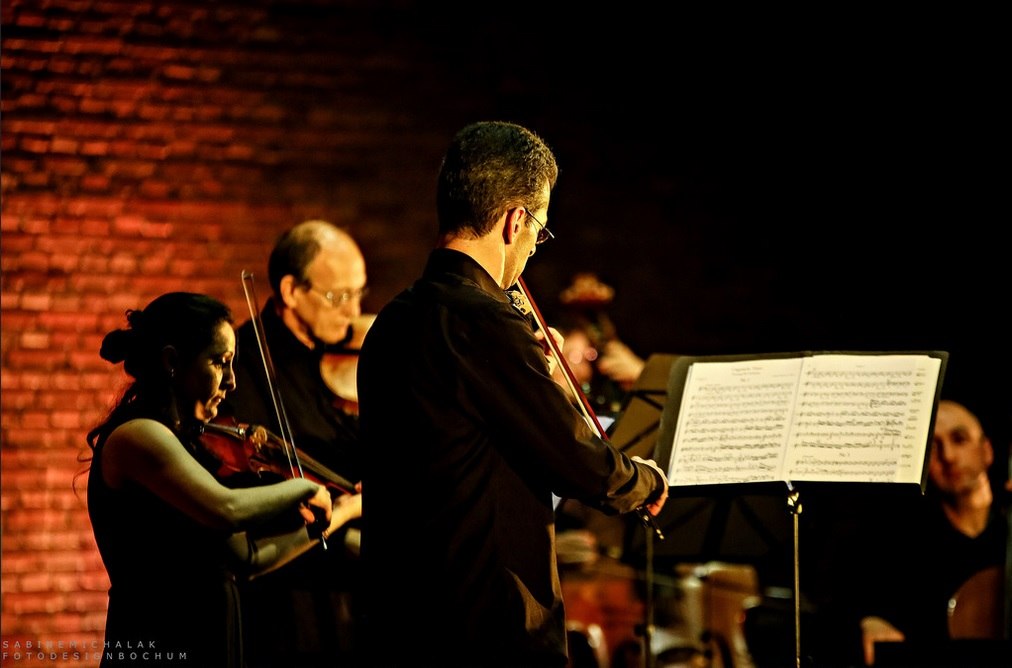Ensemble Klassik playing from behind with strings and music stand., &copy; Weltkonzerte