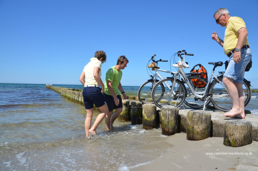 Three cyclists on the beach of the Baltic Sea., © Ralf-Tetmeyer radreisen-mecklenburg