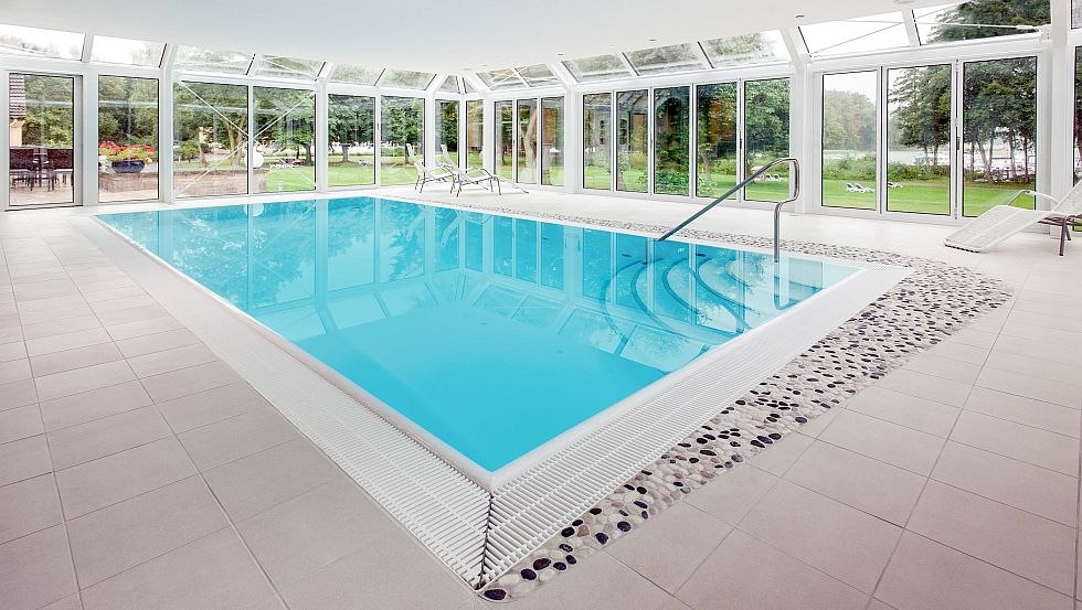 Het zwembad biedt een fantastisch uitzicht op het park, de oeverzone en het uitgestrekte water van het meer., © Seehotel Frankenhorst