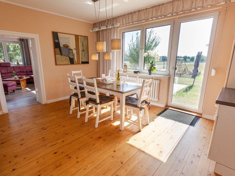 Vakantiewoning keuken met uitzicht op de tuin, © North in Motion