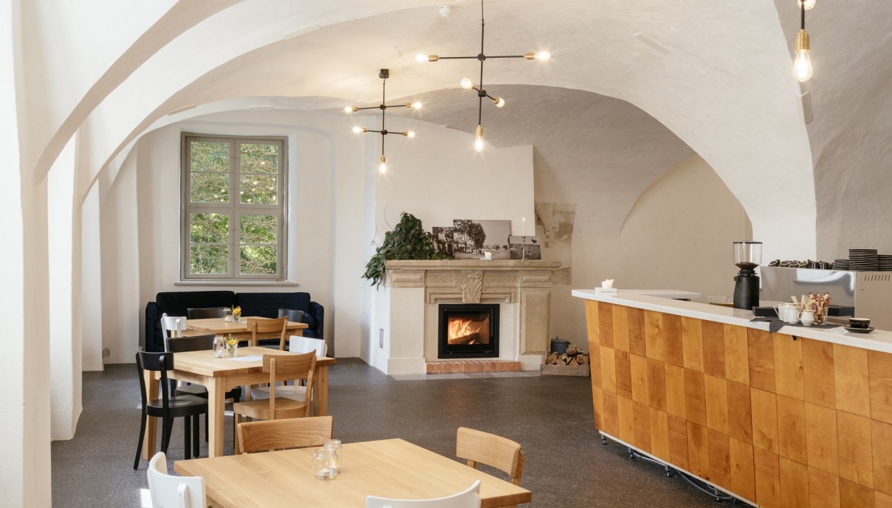 Tourist base station, caf&eacute;, bar on the first floor of the Quilow Moated Castle., &copy; Wasserschloss Quilow/Philipp Meuser