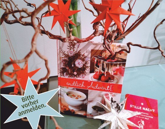 A decorated Christmas bouquet and Christmas craft books stand on a table., © Stadtbibliothek Stralsund