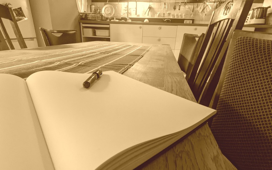 Blanco pagina in een boek, met pen op een keukentafel, © S. Pamperin