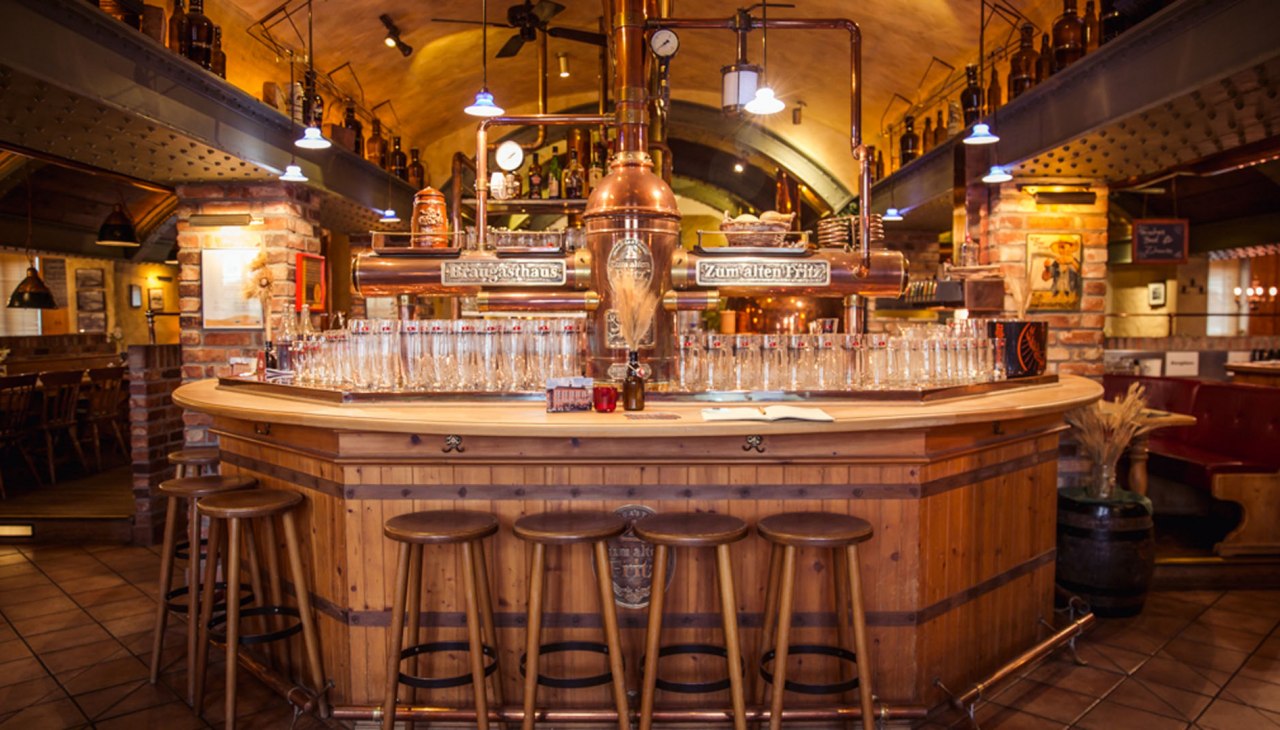 Koperkleurige bierketels en bar in het brouwerijcafé "Zum alten Fritz"., © BgH Alter Fritz/M. Krüger