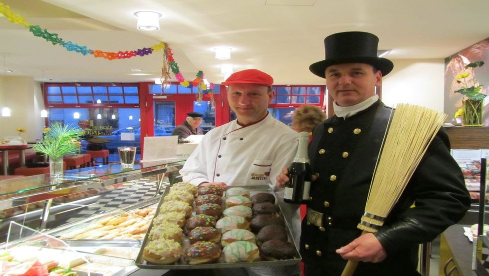 Meesterbakker Olaf Jaretzke met "geluksbrenger", © Jana Koch