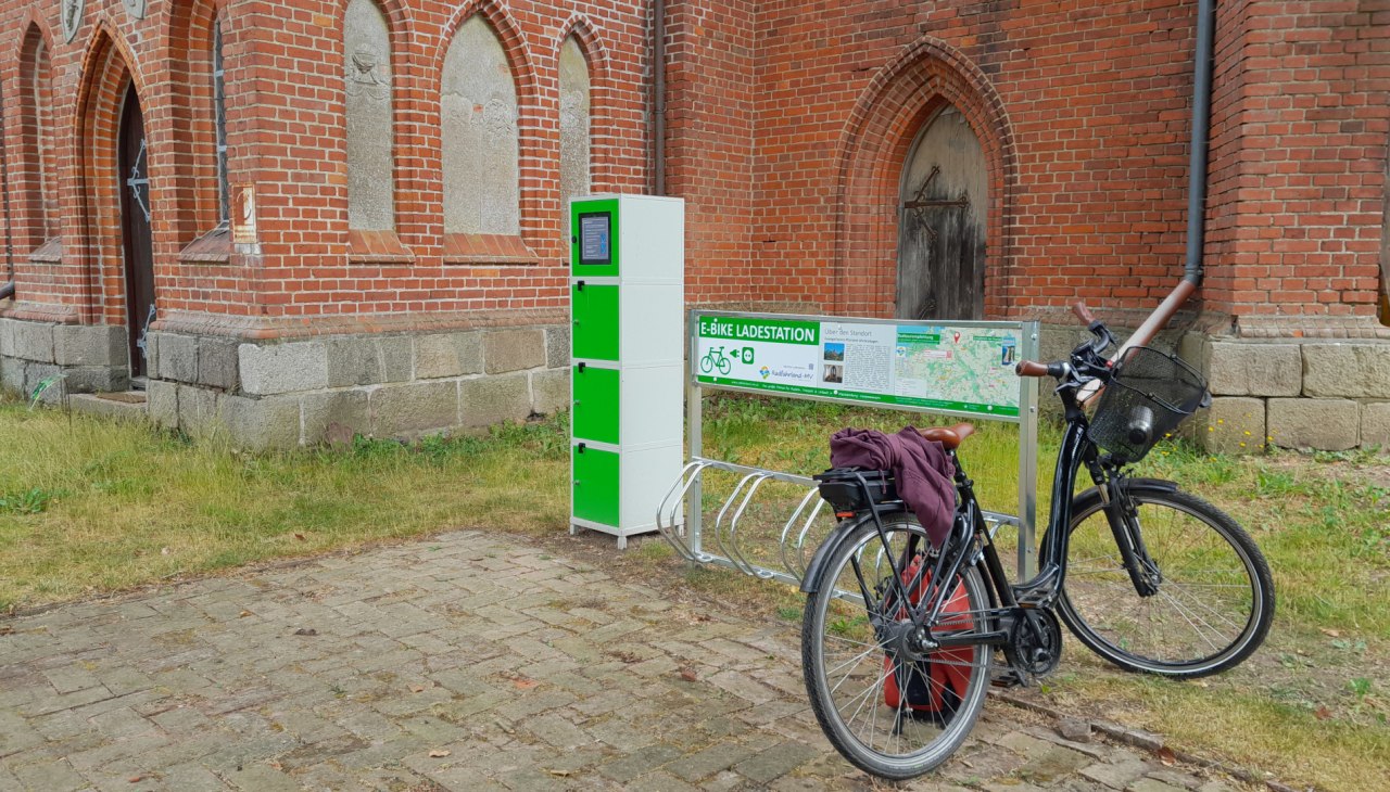 Stacja ładowania rowerów elektrycznych w kościele rowerzystów Pantlitz, © Tourismusverein Vogelparkregion Recknitztal e.V. Stacja ładowania rowerów elektrycznych w kościele rowerzystów Pantlitz, © Tourismusverein Vogelparkregion Recknitztal e.V.