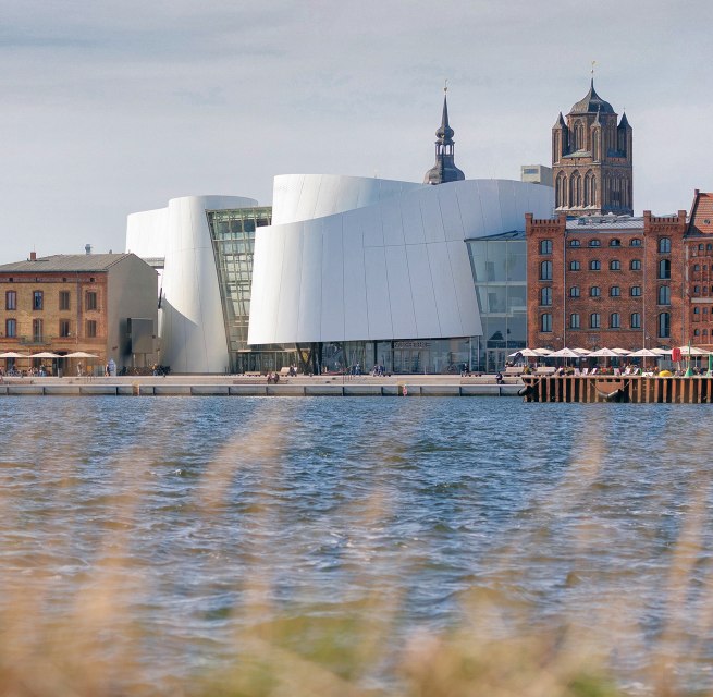 Buitenaanzicht van het OZEANEUM vanaf de havenzijde, © Anke Neumeister/Deutsches Meeresmuseum