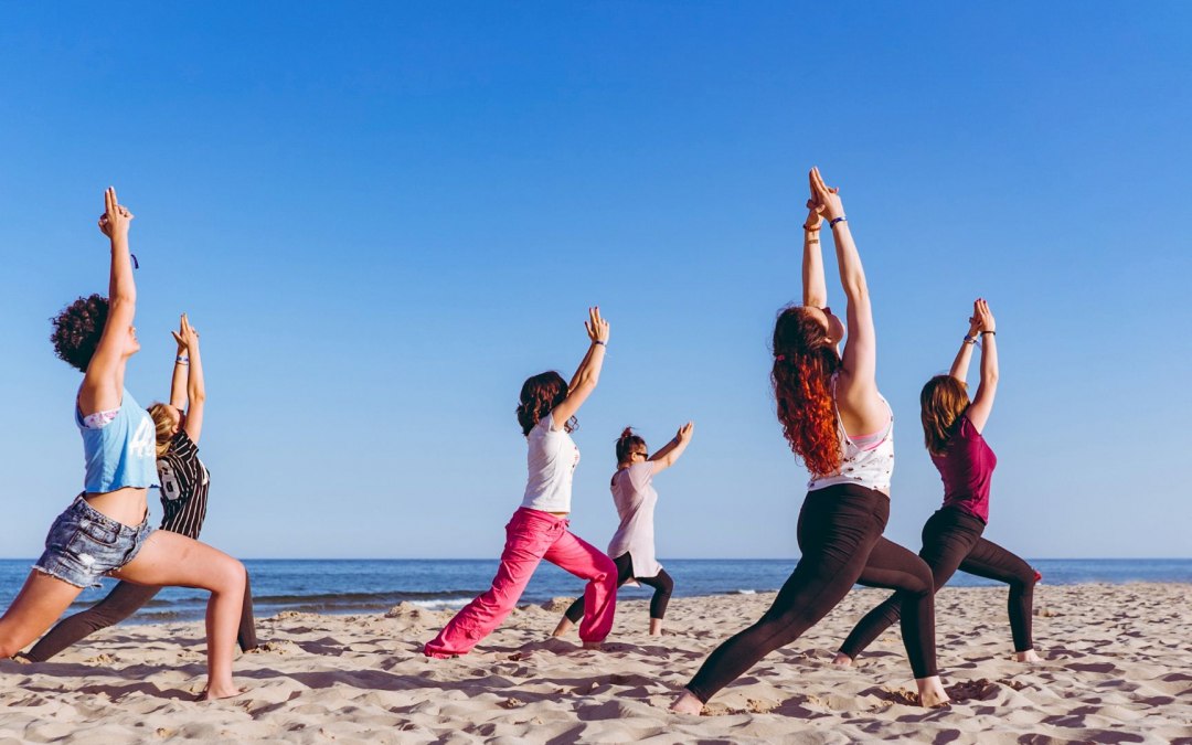 0606_Yoga am Strand © urbazon von Getty Images Signature, © urbazon von Getty Images Signature