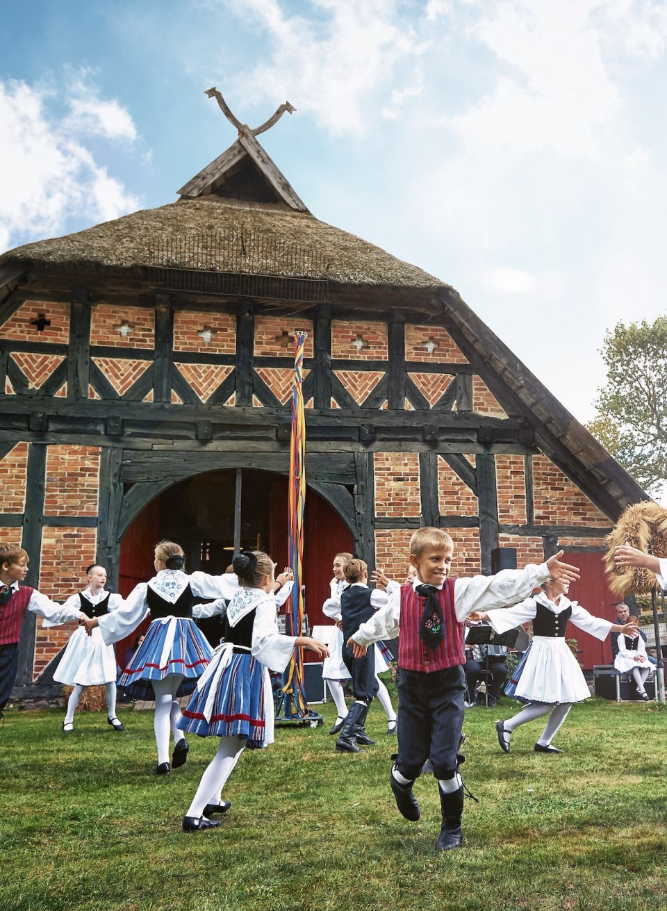 Boerderijfeesten in het openluchtmuseum Klockenhagen met dans. // © MV-T/Pocha.de Boerderijfeesten in het openluchtmuseum Klockenhagen met dans. // © MV-T/Pocha.de