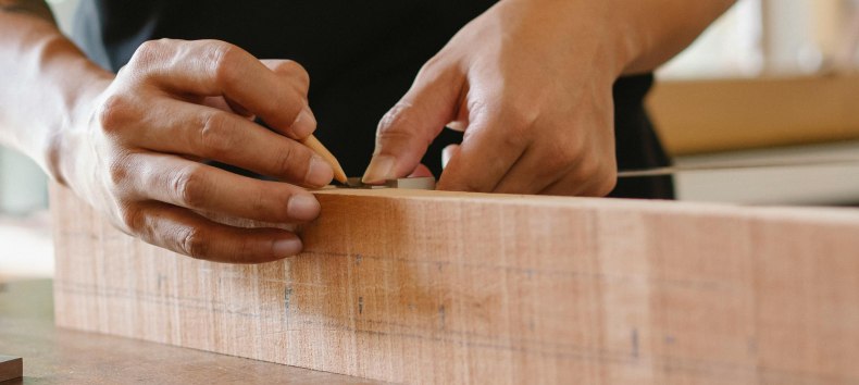 © Foto: pexels.com, Erntemann, Der Mit Holzplanke Arbeitet