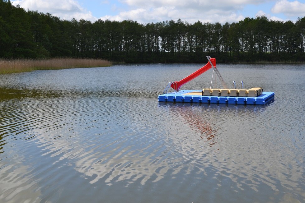 Er is een zwemplatform met een glijbaan op het meer., © Lutz Werner