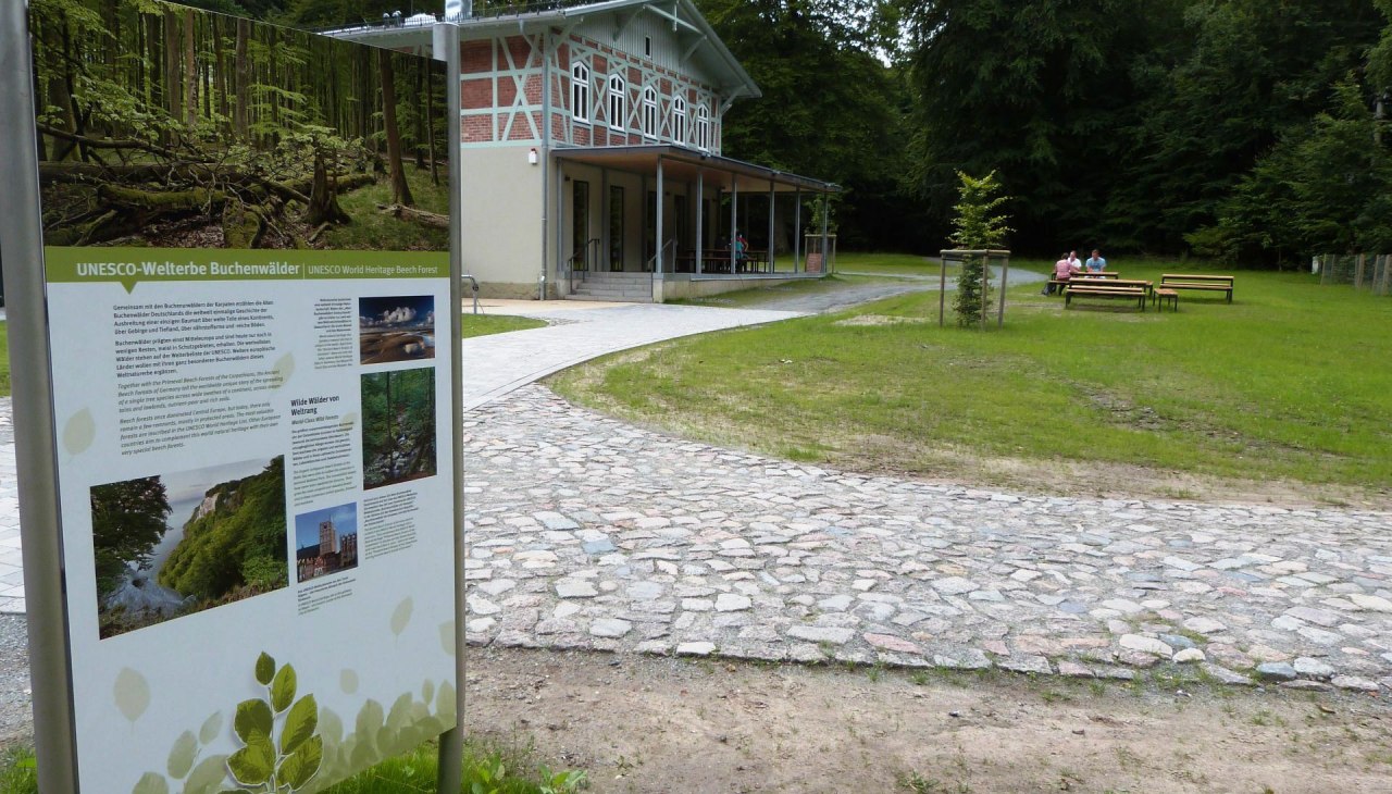 Buitenaanzicht van het UNESCO Werelderfgoed Forum in Sassnitz, © Gesine Häfner / Nationalpark-Zentrum KÖNIGSSTUHL