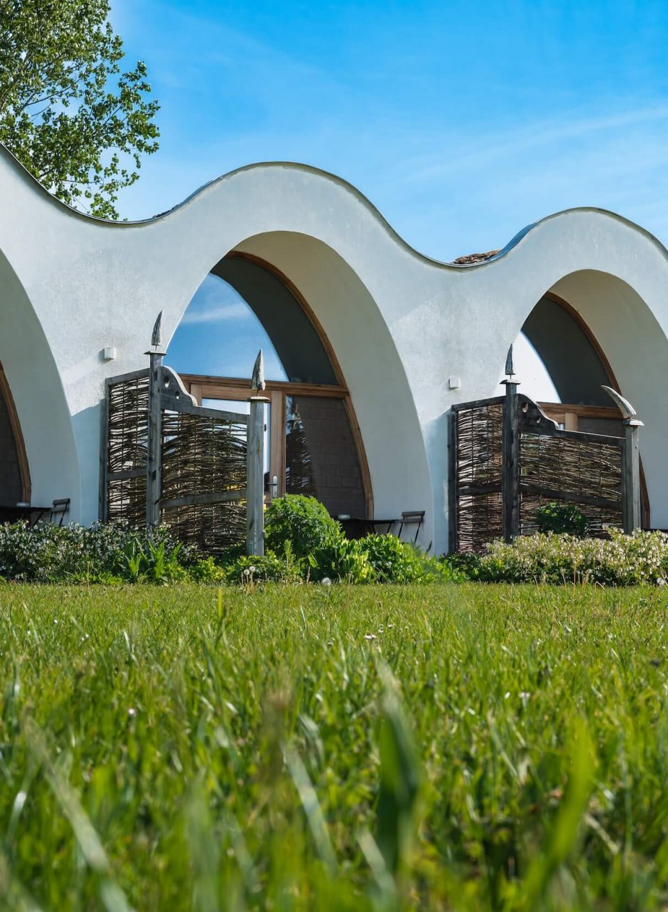 Straw houses and mud houses in the Wangelin garden that merge into one another.