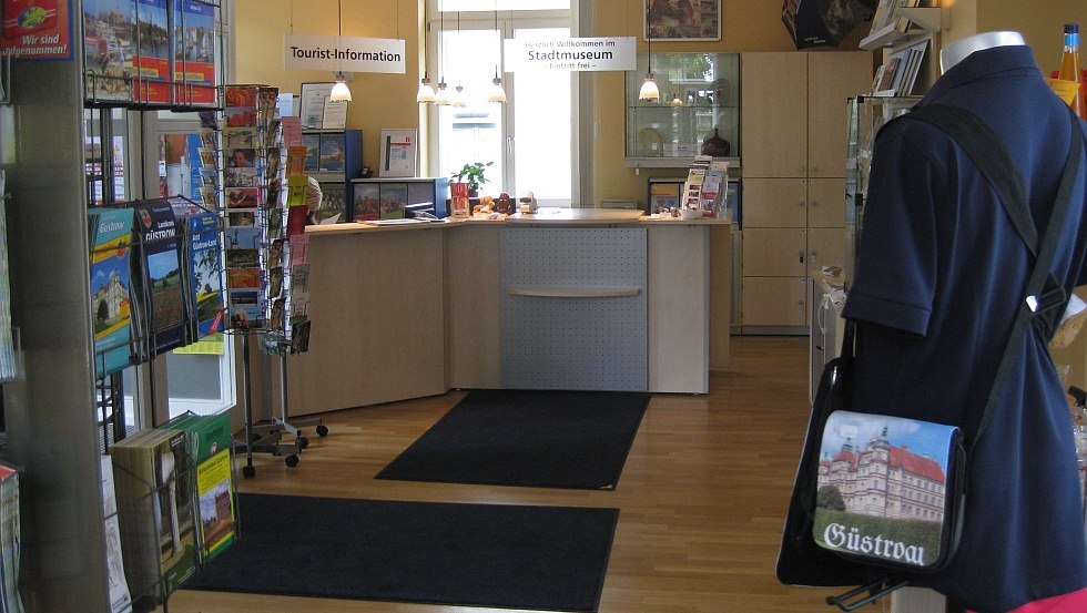 Widok wnętrza Centrum Informacji Turystycznej w G&uuml;strow // &copy; TMV/Kl&uuml;ber
