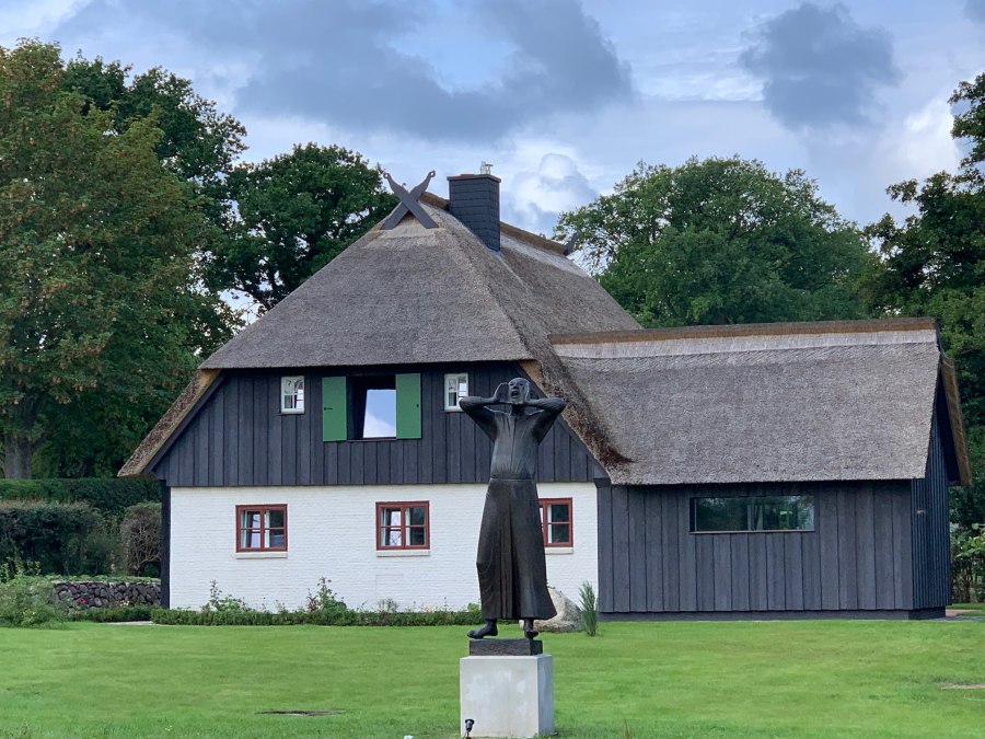 Gerhard Marcks House 2019 with bronze sculpture "The Caller", cast of the sculpture by Gerhard Marcks, © Torsten Frühauf