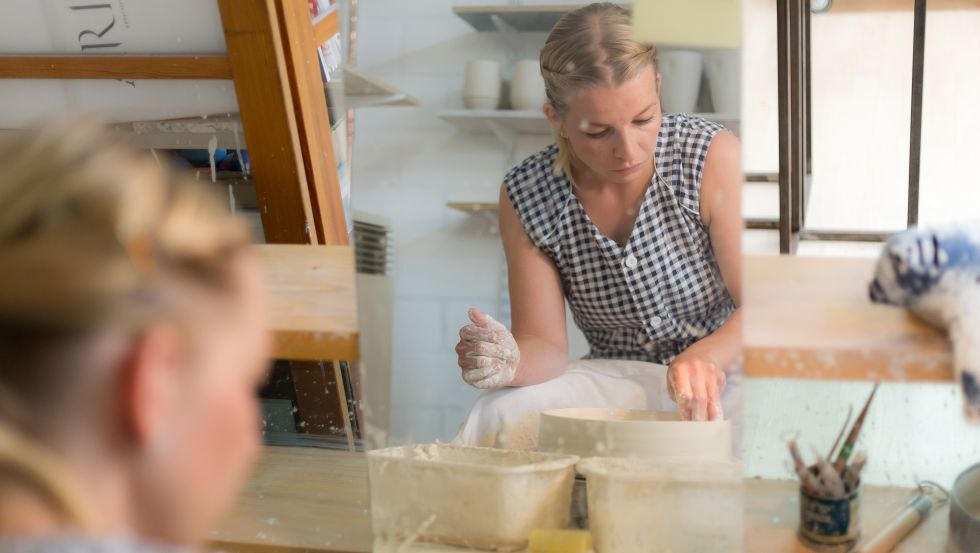 Lisa Kaufmann w swoim studiu porcelany w Glashagen, © Alexander Rudolph, DOMUSimages