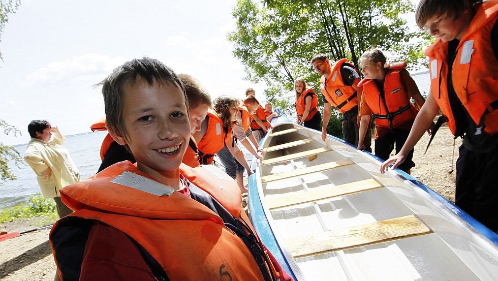 Canoeing action with 10-person canoes on the Schwerin lake, &copy; Lars Schneider f&uuml;r GFE | erlebnistage