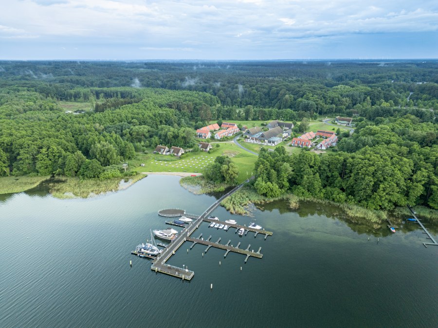 2024-05-BEECH-Plau-Drohne-Luftaufnahme-Bootssteg-Resort-im-Hintergrund, © BEECH Resort Plauer See 2024-05-BEECH-Plau-Drohne-Luftaufnahme-Bootssteg-Resort-im-Hintergrund, © BEECH Resort Plauer See