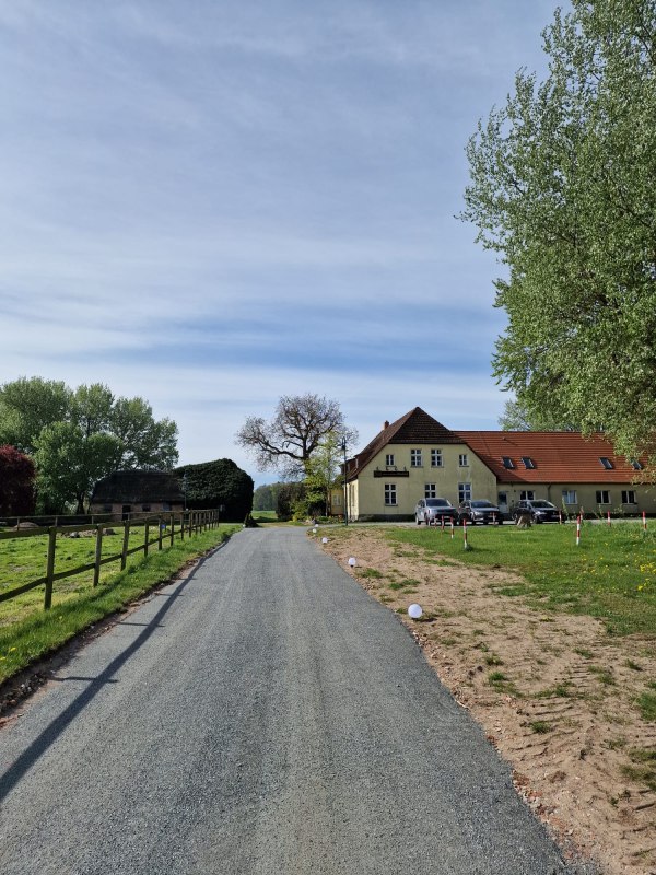 Oprijlaan en uitzicht op het landhuis. // &copy; Gut Weidehof