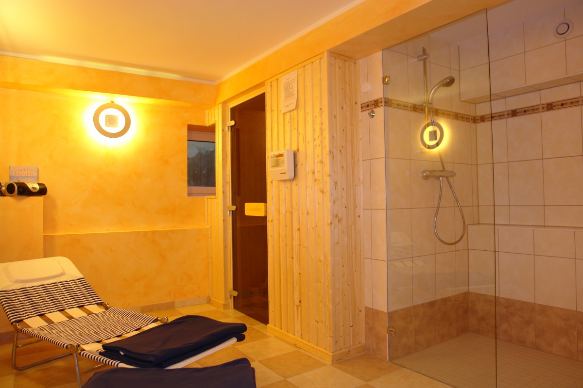 Een kleine, charmante sauna voor 2 personen nodigt je uit om te ontspannen na een lange winterwandeling. // © Strandhotel zur Promenade Een kleine, charmante sauna voor 2 personen nodigt je uit om te ontspannen na een lange winterwandeling. // © Strandhotel zur Promenade