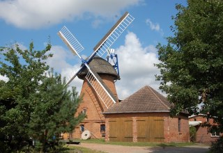 Die Windmühle steht auf dem Gelände eines Sägewerks. // © Gabriele Skorupski Die Windmühle steht auf dem Gelände eines Sägewerks. // © Gabriele Skorupski