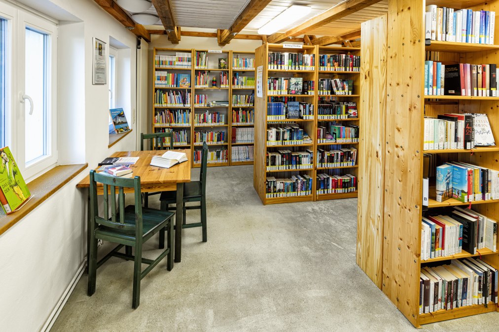 Bibliothek1_innen_2020 © Kurverwaltung Ahrenshoop, Foto Voigt & Kranz UG, © Voigt & Kranz UG Bibliothek1_innen_2020 © Kurverwaltung Ahrenshoop, Foto Voigt & Kranz UG, © Voigt & Kranz UG