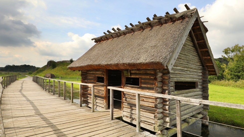 Archeologisch openluchtmuseum Gro&szlig; Raden - Brug naar de kasteelmuur, &copy; TMV/Gohlke