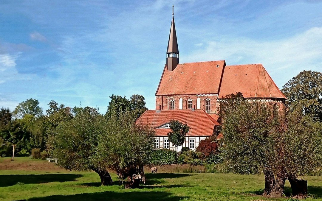 Backsteinkirche-Starkow-mit-neueem-Turm, © Backstein Geist und Garten e.V.