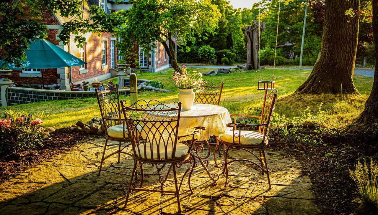 Jak zachęcająco: przytulna część wypoczynkowa w parku, © Herrenhaus Brookhusen / T. Paulus Jak zachęcająco: przytulna część wypoczynkowa w parku, © Herrenhaus Brookhusen / T. Paulus