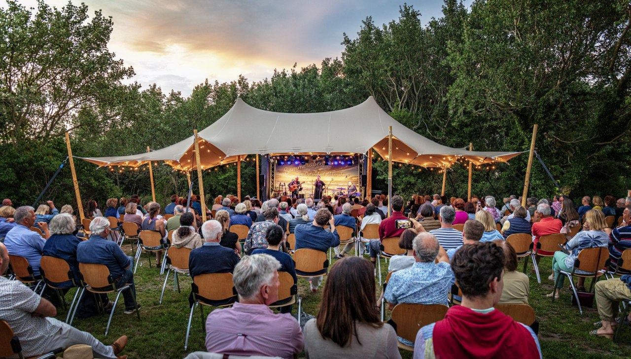 Letni ogródek Evy na Ahrenshooper Jazzfest 2021, © Kurverwaltung Ahrenshoop · Foto Voigt & Kranz UG, ostsee-kuestenbilder.de