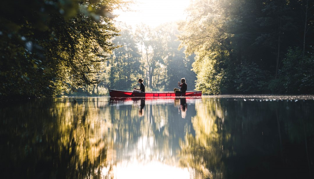 Book exciting experiences in Mecklenburg-Vorpommern and discover the diversity of the region. Whether water sports, nature explorations or cultural highlights - here you will find activities for every taste. For example, a canoe tour with friends or family on the lake. // © MV-T/danielschrammfotografie Book exciting experiences in Mecklenburg-Vorpommern and discover the diversity of the region. Whether water sports, nature explorations or cultural highlights - here you will find activities for every taste. For example, a canoe tour with friends or family on the lake.