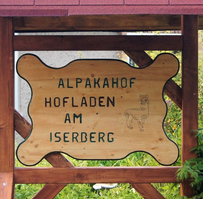Unser Hof-Schild- gebaut von einer Einrichtung f&uuml;r psychisch Kranke und behinderte Menschen. // &copy; Marco Holter