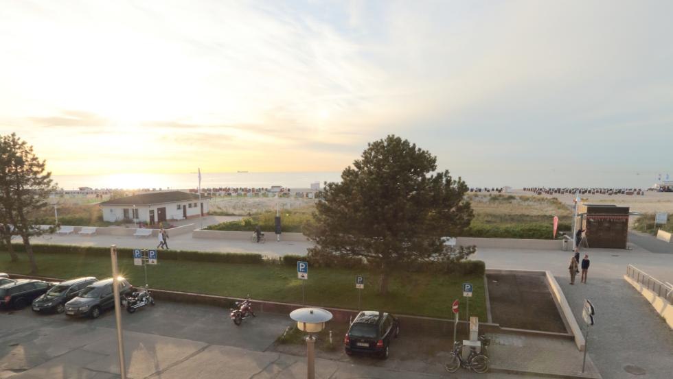 Uitzicht op de zonsondergang aan de horizon van de Oostzee vanaf het balkon van de vakantiewoning, © Birget Voigt
