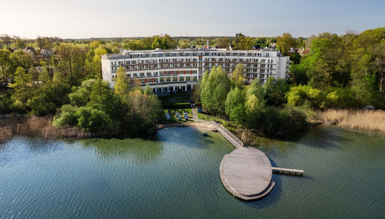 Widok hotelu z zewnątrz z plażą i platformą kąpielową, © Seehotel Fleesensee Widok hotelu z zewnątrz z plażą i platformą kąpielową, © Seehotel Fleesensee