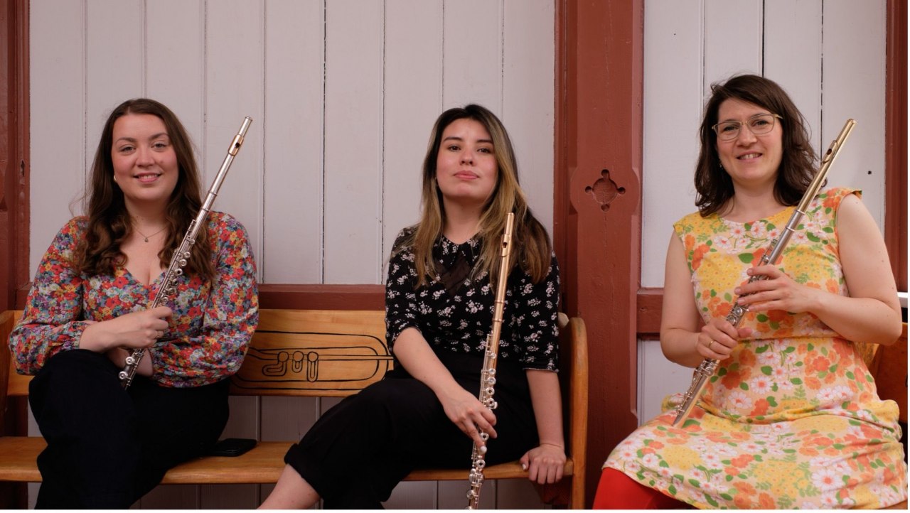 "Urlaubsgrüße aus Frankreich" lassen die Musikerinnen Heli Vaalamo (v.l.), Juliana Díaz-Chico und Friederike Wendorf am 3. Juli in Vorbeck erklingen. // © Foto: Matthias Ellinger "Urlaubsgrüße aus Frankreich" lassen die Musikerinnen Heli Vaalamo (v.l.), Juliana Díaz-Chico und Friederike Wendorf am 3. Juli in Vorbeck erklingen. // © Foto: Matthias Ellinger