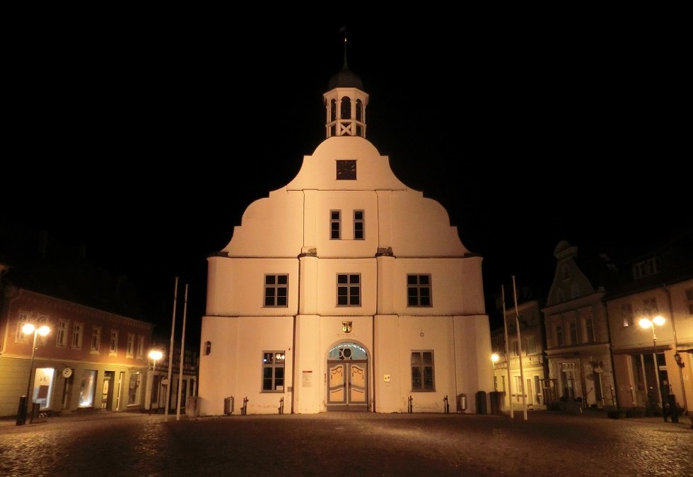 Het historische stadhuis van Wolgast bij nacht., © Baltzer