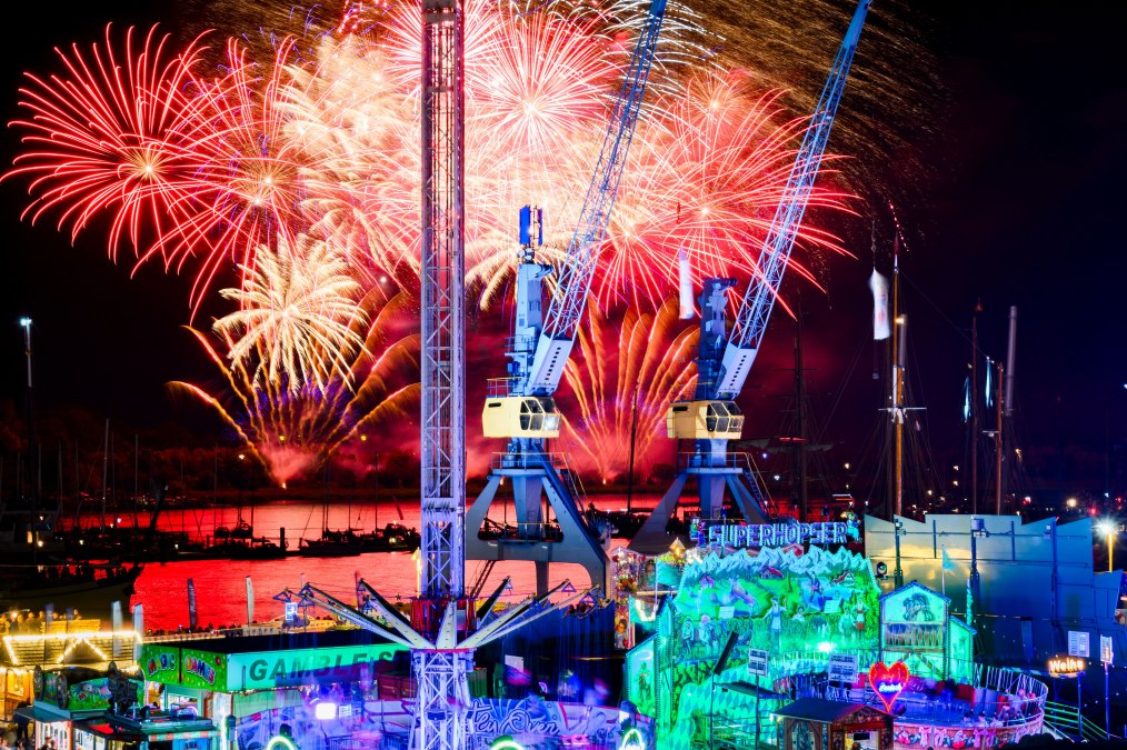 Feuerwerk im Stadthafen zur Hanse Sail 2024 (c) TZRW, Holger Martens, © TZRW, Holger Martens Feuerwerk im Stadthafen zur Hanse Sail 2024 (c) TZRW, Holger Martens, © TZRW, Holger Martens