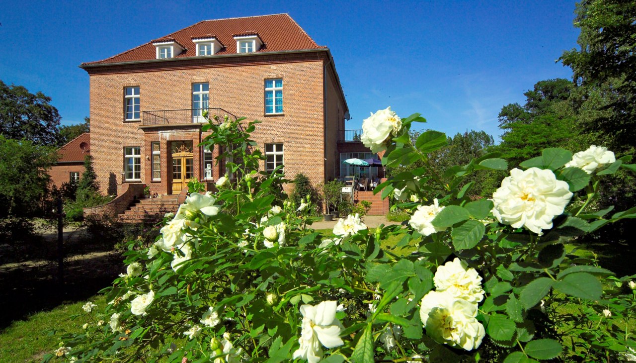 Landhuis en rozenpark in Mecklenburg ParkLand, &copy; Gutshaus Gottin