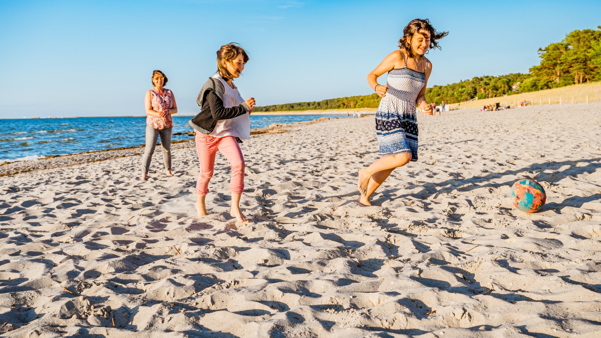 Een potje strandvoetbal is altijd een goed idee. Het is tenslotte vakantie! // &copy; MV-T/Tiemann