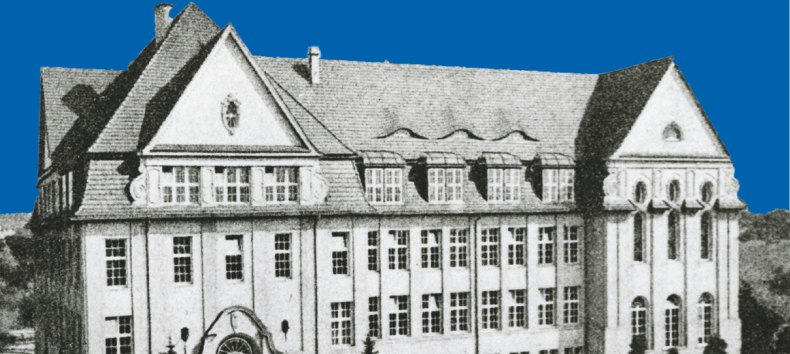 Das Schulgebäude des Lyzeums, heute Gotthold-Ephraim-Lessing-Gymnasium Neubrandenburg, in schwarz-weiß vor blauem Hintergrund. // © Vier-Tore-Stadt Neubrandenburg Das Schulgebäude des Lyzeums, heute Gotthold-Ephraim-Lessing-Gymnasium Neubrandenburg, in schwarz-weiß vor blauem Hintergrund. // © Vier-Tore-Stadt Neubrandenburg