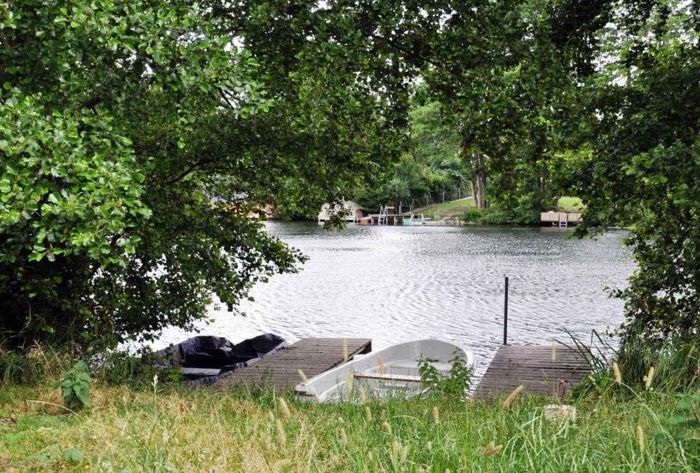 De eigen zwem- en bootsteiger van het hotel op 100 meter afstand, © zoneEINZ GmbH