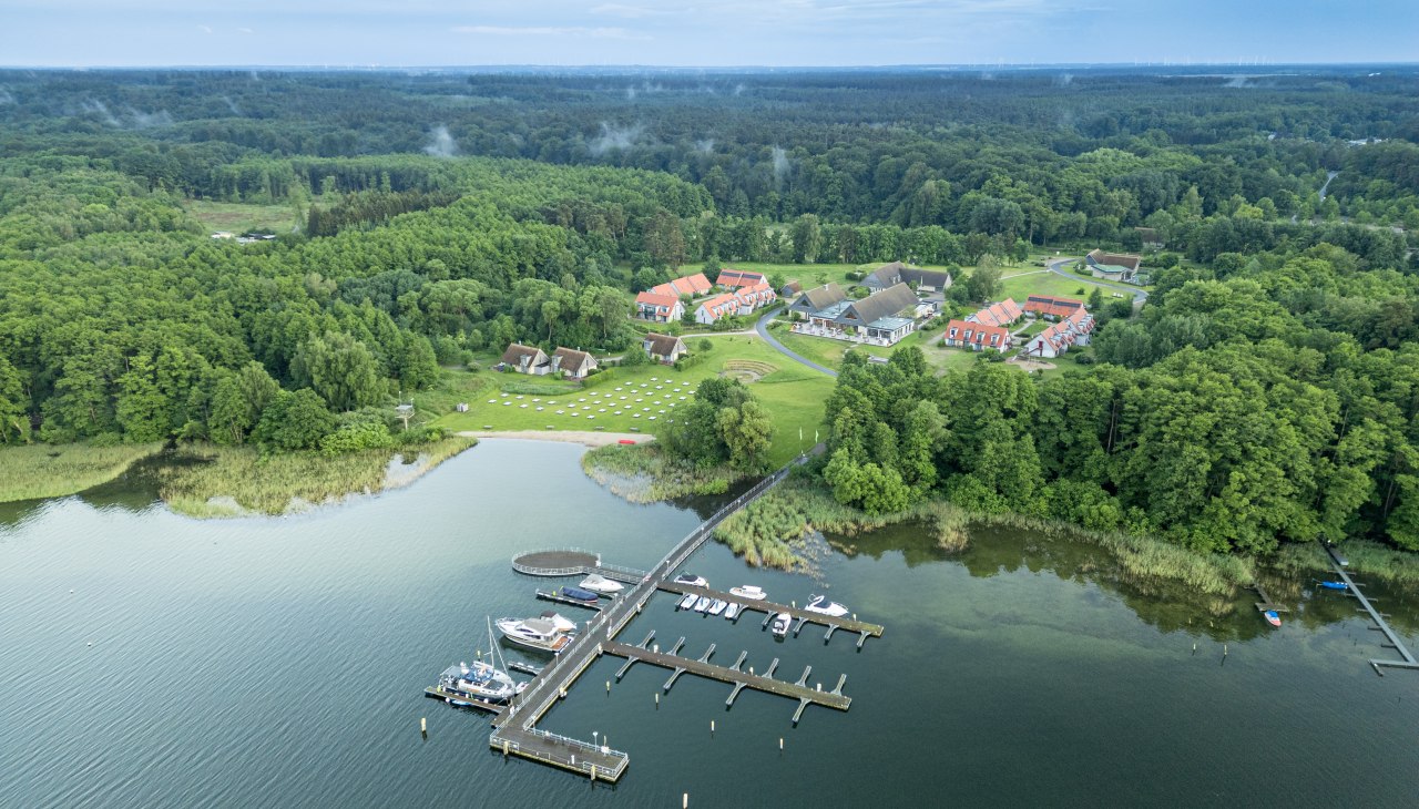 2024-05-BEECH-Plau-Drohne-Luftaufnahme-Bootssteg-Resort-im-Hintergrund, &copy; BEECH Resort Plauer See