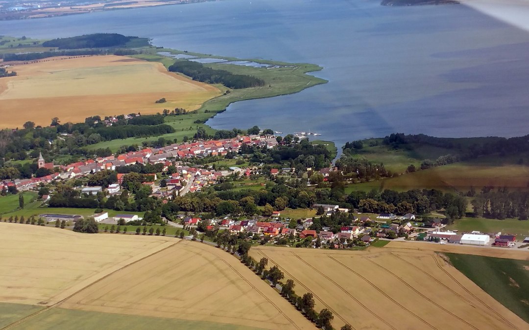 Natuurcamping Lassan ligt direct aan het aftakkingskanaal van de rivier de Peene., © Naturcampingplatz Lassan
