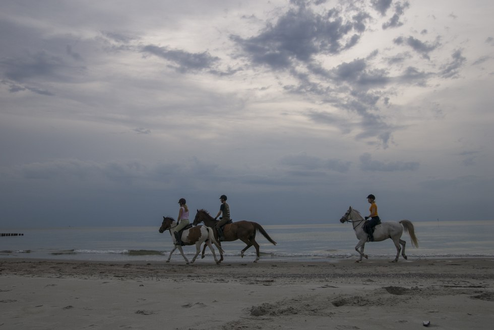 Een ritje langs de oevers van de Oostzee in de schemering is zeker een geweldige manier om een paardrijcursus in Mecklenburg-Vorpommern af te sluiten., © TMV/ Hafemann