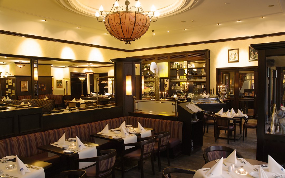 De brasserie in Franse stijl wordt gekenmerkt door de grote kroonluchter!, © Loev Hotel Rügen