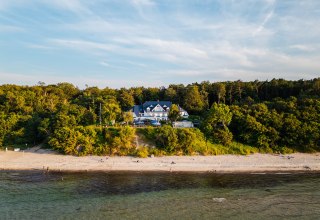 Luchtfoto van Ostseehotel Wilhelmshöhe met uitzicht op de Oostzee // © Hotel Wilhelmshöhe OHG Luchtfoto van Ostseehotel Wilhelmshöhe met uitzicht op de Oostzee // © Hotel Wilhelmshöhe OHG