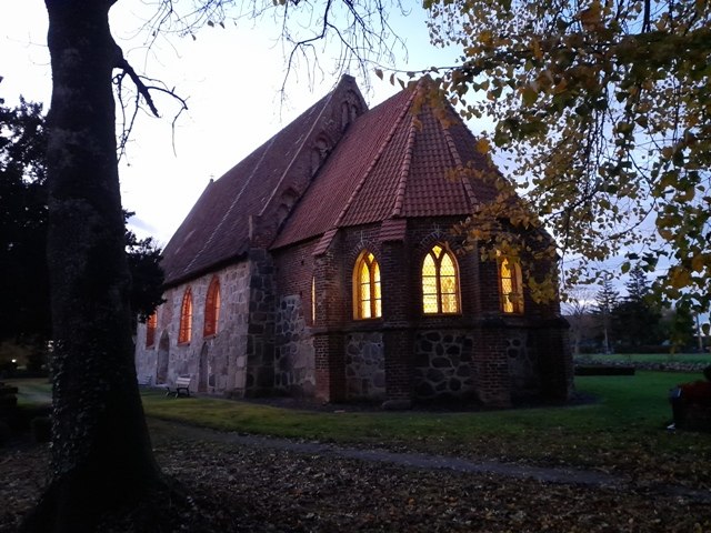 Buitenkant van de veldstenen kerk in Langenhanshagen // &copy; Richard Engel