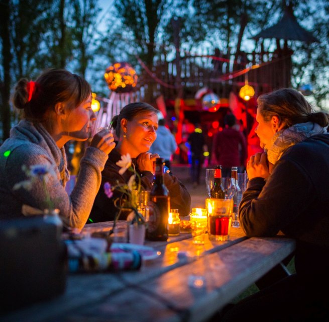 Tiki bar in the evening // &copy; ummaii.de