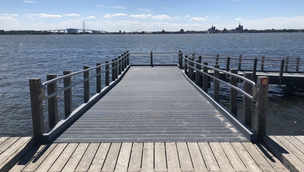 Toegang tot de zwemhelling van het Altefähr-strand // © Eigenbetrieb Hafen- und Tourismuswirtschaft Altefähr Toegang tot de zwemhelling van het Altefähr-strand // © Eigenbetrieb Hafen- und Tourismuswirtschaft Altefähr
