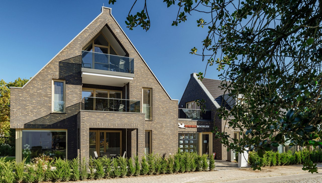 Widok na balkony Schietbüdel, Boddenschnacker i taras mieszkania Pinschieter, © Integral Immobilien Widok na balkony Schietbüdel, Boddenschnacker i taras mieszkania Pinschieter, © Integral Immobilien